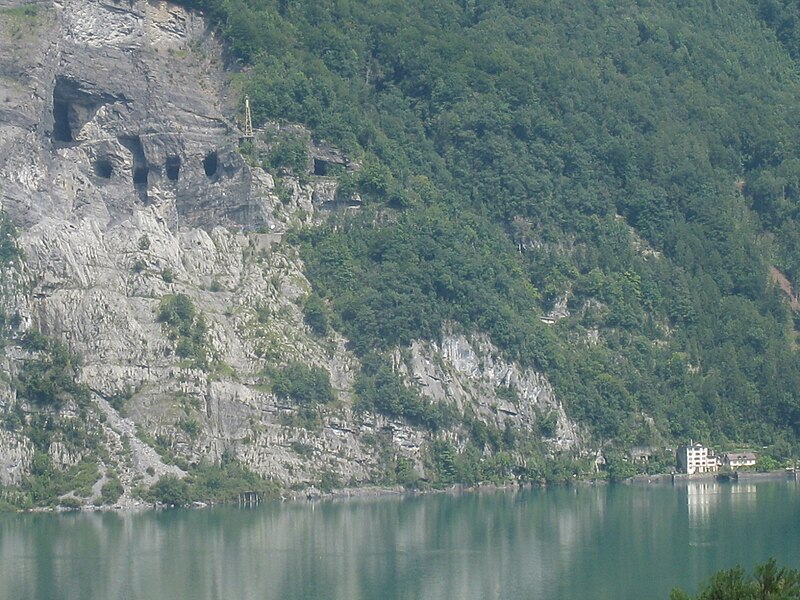 File:Lochezen am Walensee.JPG