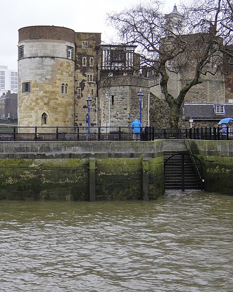 File:London tower from thames 22.jpg