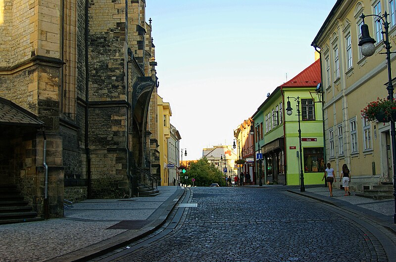 File:Louny - Beneše z Loun - View East along St Nicholas Church 1538.jpg