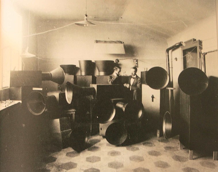 File:Luigi Russolo and assistant Ugo Piatti in their Milan studio with Intonarumori, L’Arte dei rumori (The Art of Noises), 1913.jpg