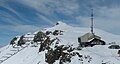 Station Männlichen mit dem Berg im Hintergrund im Winter