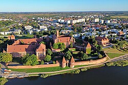 Malbork — vista aérea do castelo e cidade