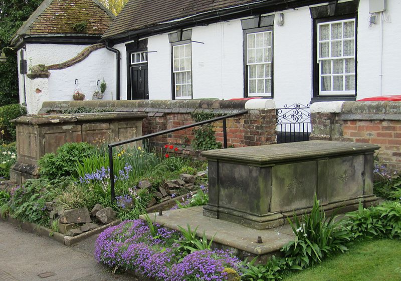 File:Mancetter 2 chest tombs south of St Peters Church.JPG