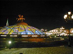 Cúpula de cristal coronada por una estatua de San Jorge, santo patrón de Moscú, con el Manezh al fondo (lado oeste)