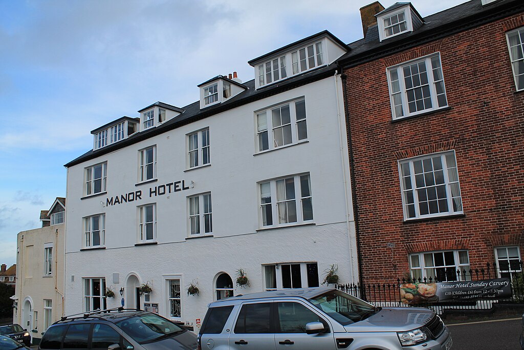 Small picture of Manor Hotel courtesy of Wikimedia Commons contributors