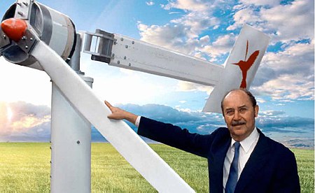 Mario H. Gottfried junto al primer aerogenerador mexicano, elColibrí..jpg