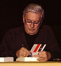 Mario Vargas Llosa firmando un autógrafo en 2005