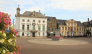 集市广场的市政厅、天主教圈之家和埃格蒙特伯爵雕像