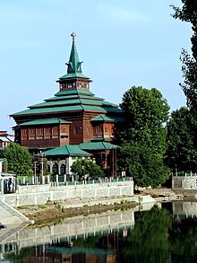 The Khanqah-e-Moula on the banks of Jhelum river, built during reign of Sikandar Shah Mausoleum of Shah e Hamadan 01.JPG