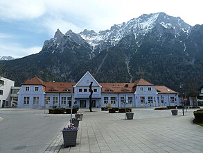 Bahhof (Empfangsgebäude, Straßenseite, frontal)