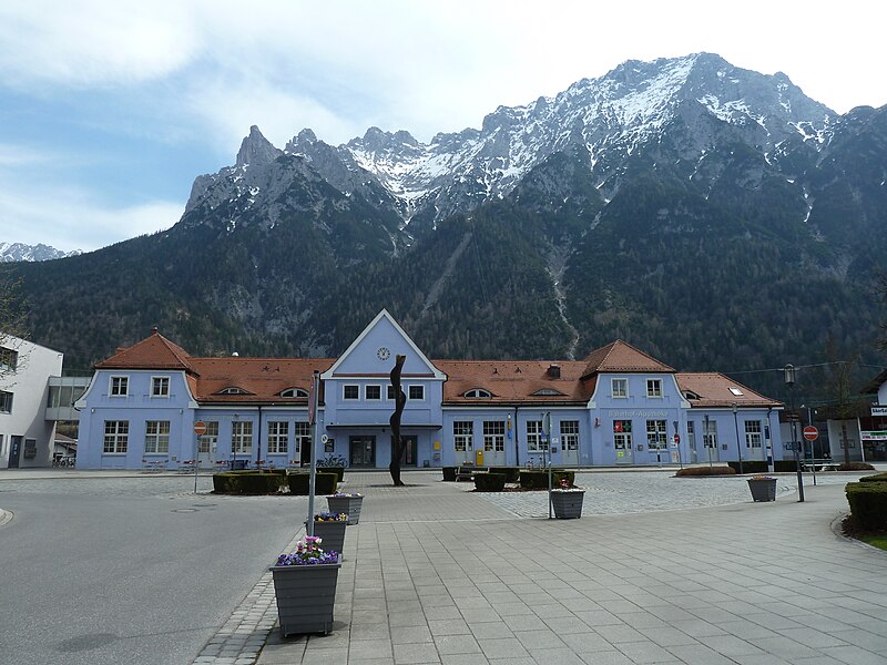 File:Mittenwald – Bahnhof (Empfangsgebäude, Straßenseite, frontal).jpg