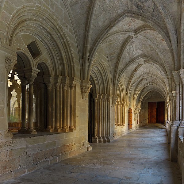 File:Monasterio de Santa María de Poblet. Claustro.jpg