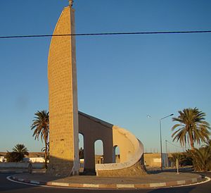 Monument at eastern entry to Souk Lahad.jpg