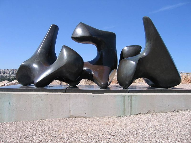 File:Moor, three piece sculpture vertebrae ,1968-1969.jpg