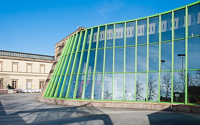 English: Neue Staatsgalerie (new state gallery), Stuttgart, Germany. Deutsch: Neue Staatsgalerie Stuttgart (Glasfassade).