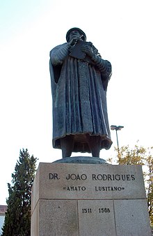 פסלו של אמטוס לוזיטנוס בככר המרכזית בעיר הולדתו קשטלו-ברנקו, פורטוגל
