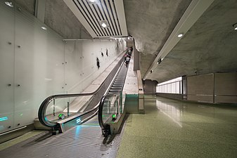 Förbindelse från mellanplanet till tunnelbanans perrong.