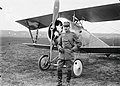 Oskar Bider voor zijn vliegtuig van het type Nieuport 23 C-1 in Dübendorf. In 1919 zou hij met dit toestel dodelijk verongelukken.