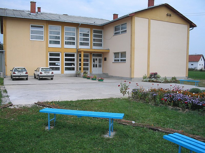 File:Osnovna škola "Ćirilo i Metodije" Glavičice - panoramio (2).jpg