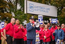 President Biden at the UAW picket line P20230926AS-0625 (53235060349).jpg