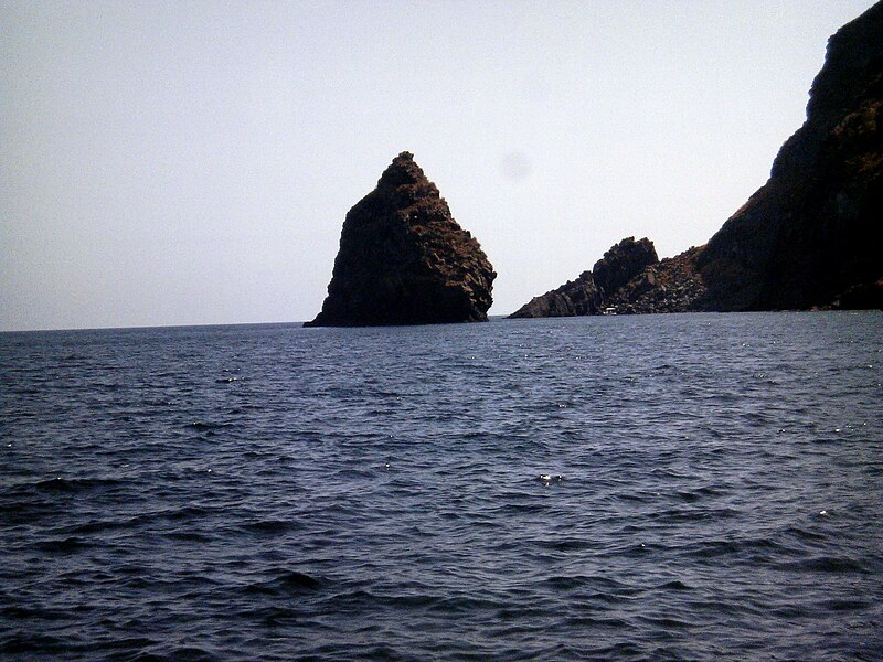 File:Pantelleria Faraglione Tracino.jpg