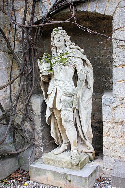 File:Pattensen, Marienburg castle, statue on the courtyard.JPG