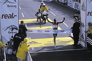 Tergat setting a new world record to the marathon at Berlin, 2003. Paul Tergat winning the 2003 Berlin Marathon.jpg