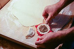 Confection de pierogi. (définition réelle 3 718 × 2 479)