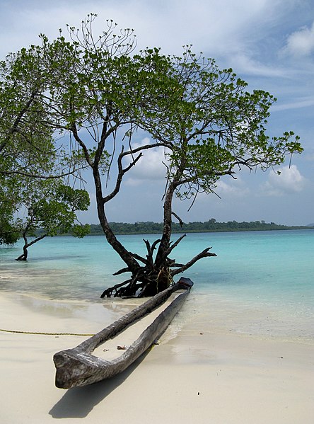 File:Pirogue on Havelock beach, Andaman.jpg