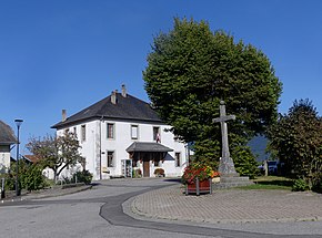 Place de l'église et Mairie de Chainaz-les-Frasses (septembre 2021).JPG