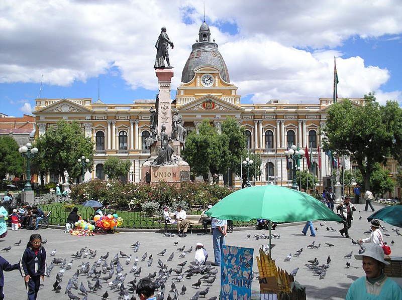 File:Plaza de Armas de La Paz, Palacio del Gobierno al fondo.jpg