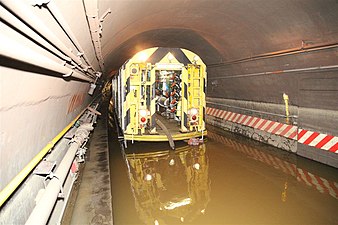 Et pumpetog blir sett fjerne vann fra Cranberry Street Tube like etter orkanen Sandy.  Vannet er brunt i fargen.