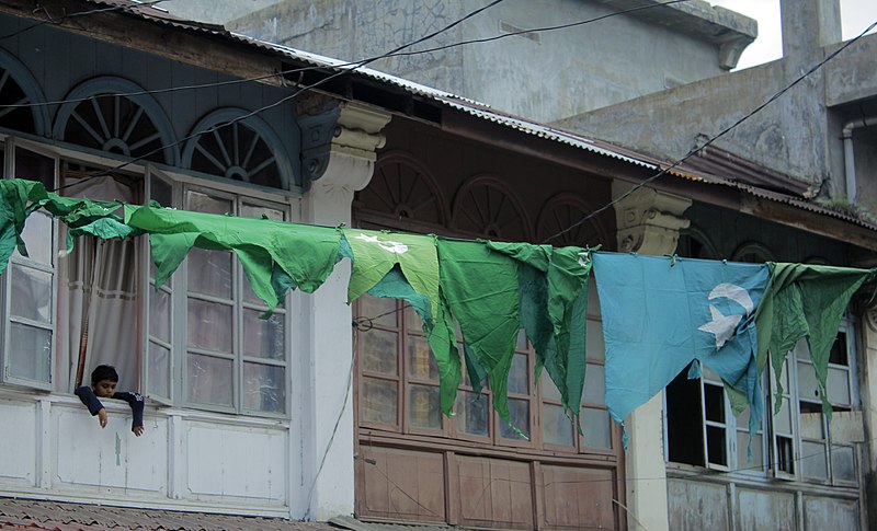 File:Rangkaian bendera tradisi serak gula.jpg