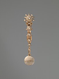 A so-called "Boule de Genève" with a matching chatelaine covered in white pearls. Amsterdam Museum