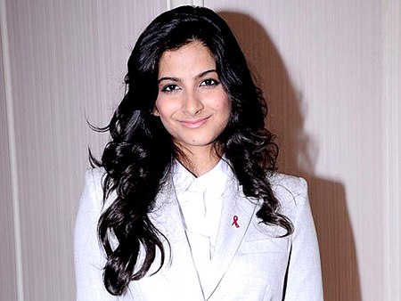 Rhea kapoor elle breast cancer carnival.jpg