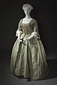 1725 m. prancūziška suknia iš spalvamainės taftos