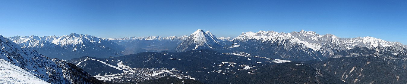 Az Északi-Alpok: kilátás nyugatnak a sellraini hegyek, az Inn felső folyásának völgye, a Silvretta, a Verwall, a Lech völgye, a Mieminger-hegység és a Wetterstein-hegység irányába