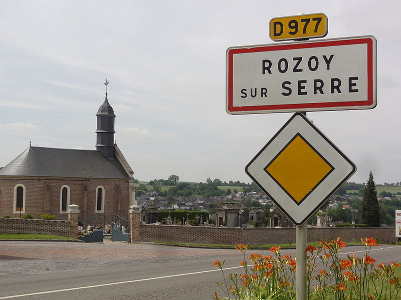 File:Rozoy-sur-Serre (Aisne) entrée de Rozoy, et chapelle du cimetière.JPG