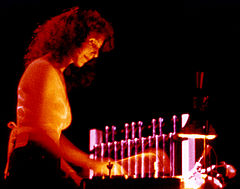 Ruth Underwood bir Frank Zappa konserinde çalıyor, ca. 1975