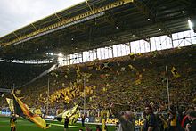 Die Südtribüne[4] mit „Gelbe Wand“-Banner 2010