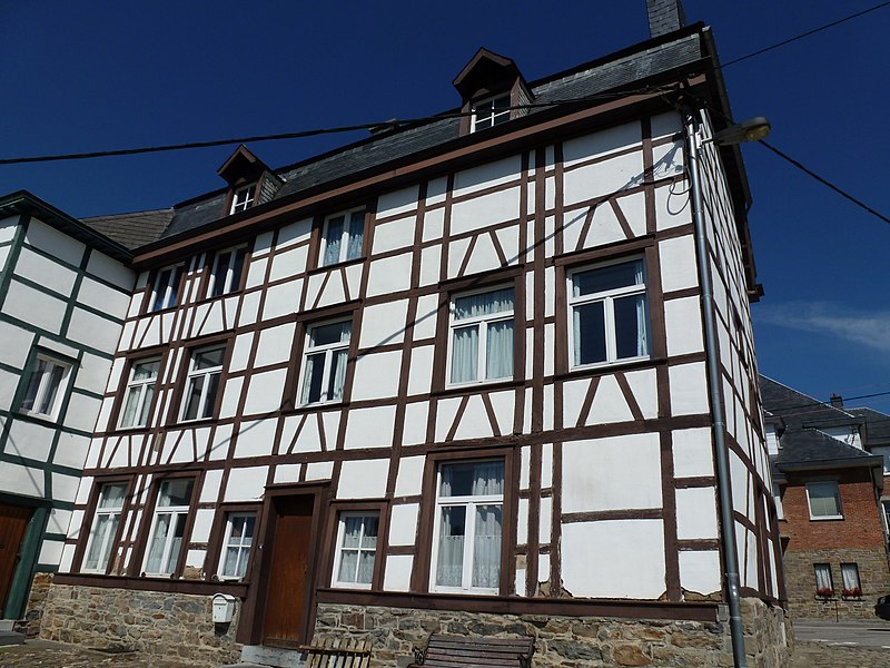 File:STAVELOT Maison Briska - rue des Ecoles 13 (1-2013).JPG