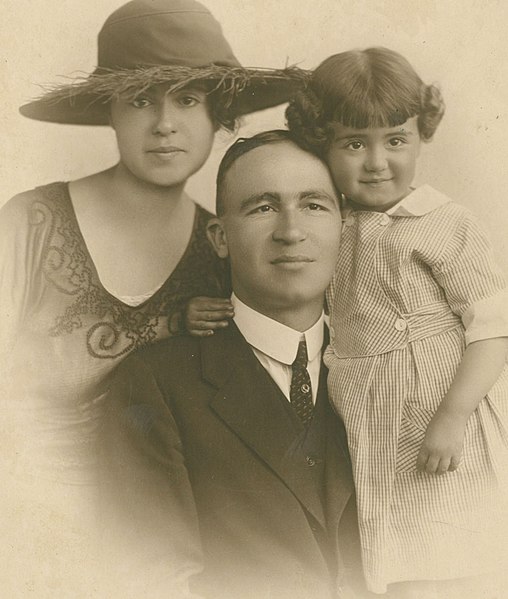 File:Sabiha-Sertel-with-husband-Zekeriya-Sertel-and-daughter-Sevim,-New-York-City-1919.jpg