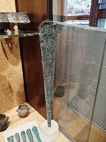 Bonnanaro A2 sword made of arsenical copper, from the Hypogeum of Sant'Iroxi, Decimoputzu Sant Iroxi spada.jpg