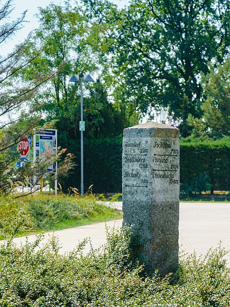 File:Schwarzheide Ruhlander Strasse Wegestein-02.jpg