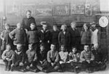 Skolklass i Segeltorp folkskola år 1925 med lärarinna Kerstin Norrby