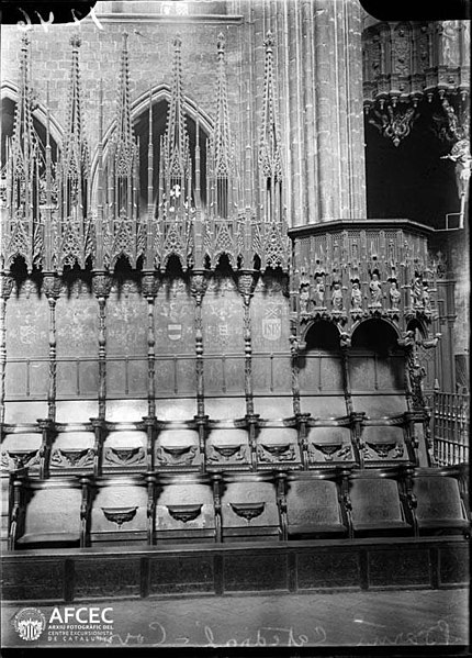 File:Seients del cor de la catedral de Barcelona.jpeg