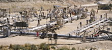 A photograph of رويال داتش شل's experimental في الموقع shale oil extraction facility in the Piceance Basin of northwestern كولورادو. In the center of the photo, a number of oil recovery pipes lie on the ground. Several oil pumps are visible in the background.