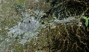 Спутниковое изображение городской агломерации Шэньян-Фушунь (бо́льшая западная часть это Шэньян, восточная — Фушунь, спутник LandSat-5, 29-09-2010)