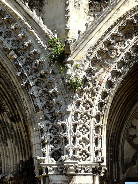 File:Soissons (02), abbaye Saint-Jean-des-Vignes, abbatiale, façade occidentale, retombées des archivoltes entre le portail de gauche et le portail central.jpg