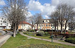 Sollenau - Hauptplatz mit Park und Rathaus.JPG